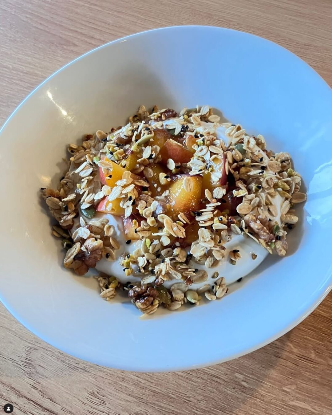 matin - plat Healthy - yaourt grec - granola maison et fruits de saison