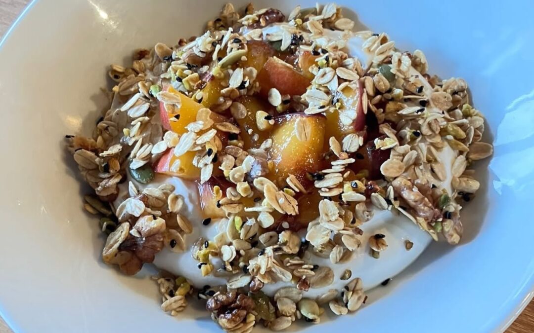 yaourt grec – granola maison et fruits de saison