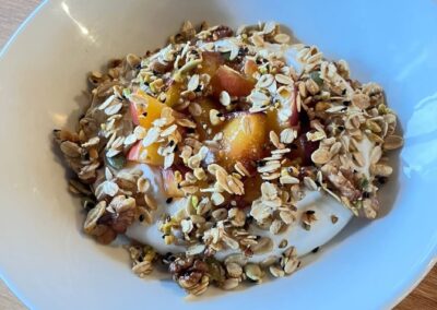 yaourt grec – granola maison et fruits de saison